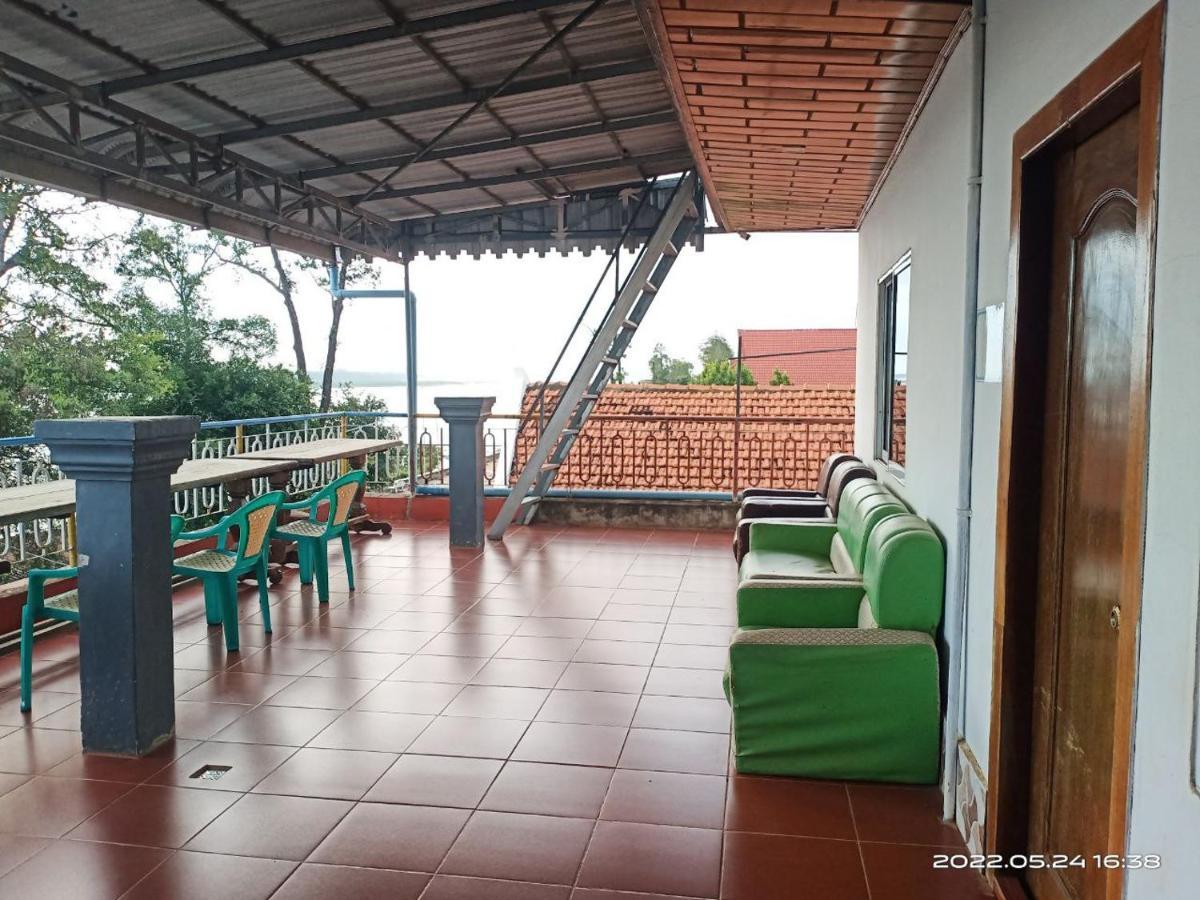 Silver Dolphin Guesthouse & Restaurant Kratie Exterior photo