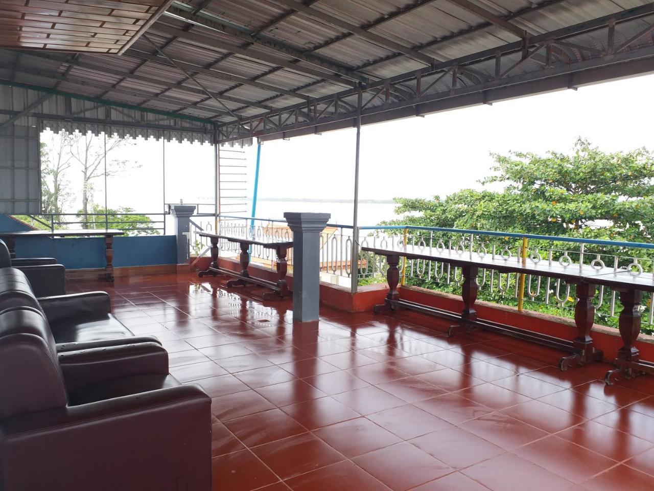 Silver Dolphin Guesthouse & Restaurant Kratie Exterior photo